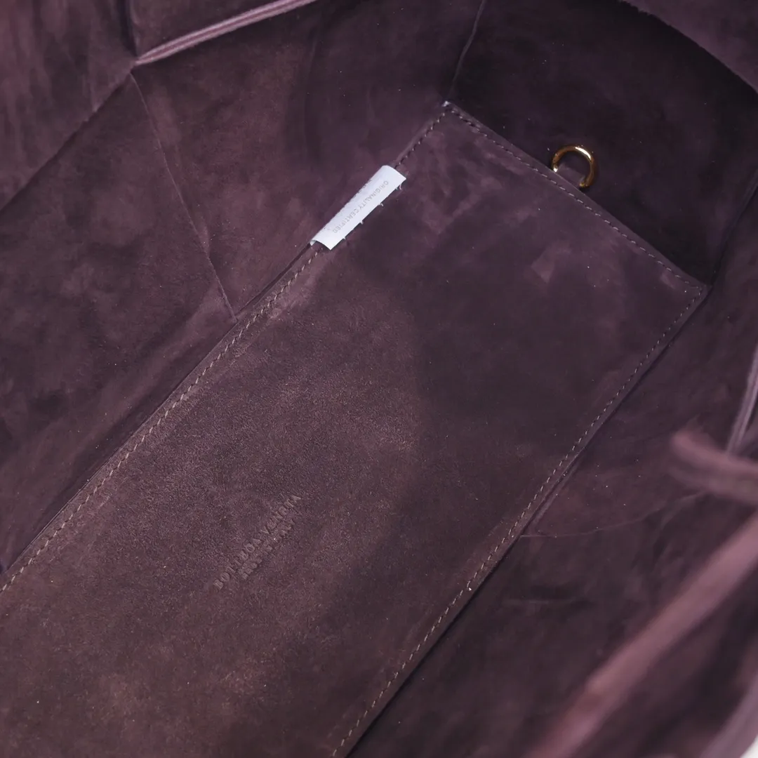 Batch 1960 BottegaVeneta# 🧷Early autumn SLIP tote handbag, the oversized woven design really makes it a huge gap from ordinary tote bags 🔗🔗The interior is matched with leather ⛓Daniel Lee leads the brand's DNA to continue to evolve with fresh inspiration🧬🧬showing a balanced style of luxury and reality👉Size: 36*24*12【9892#】Deer Leather